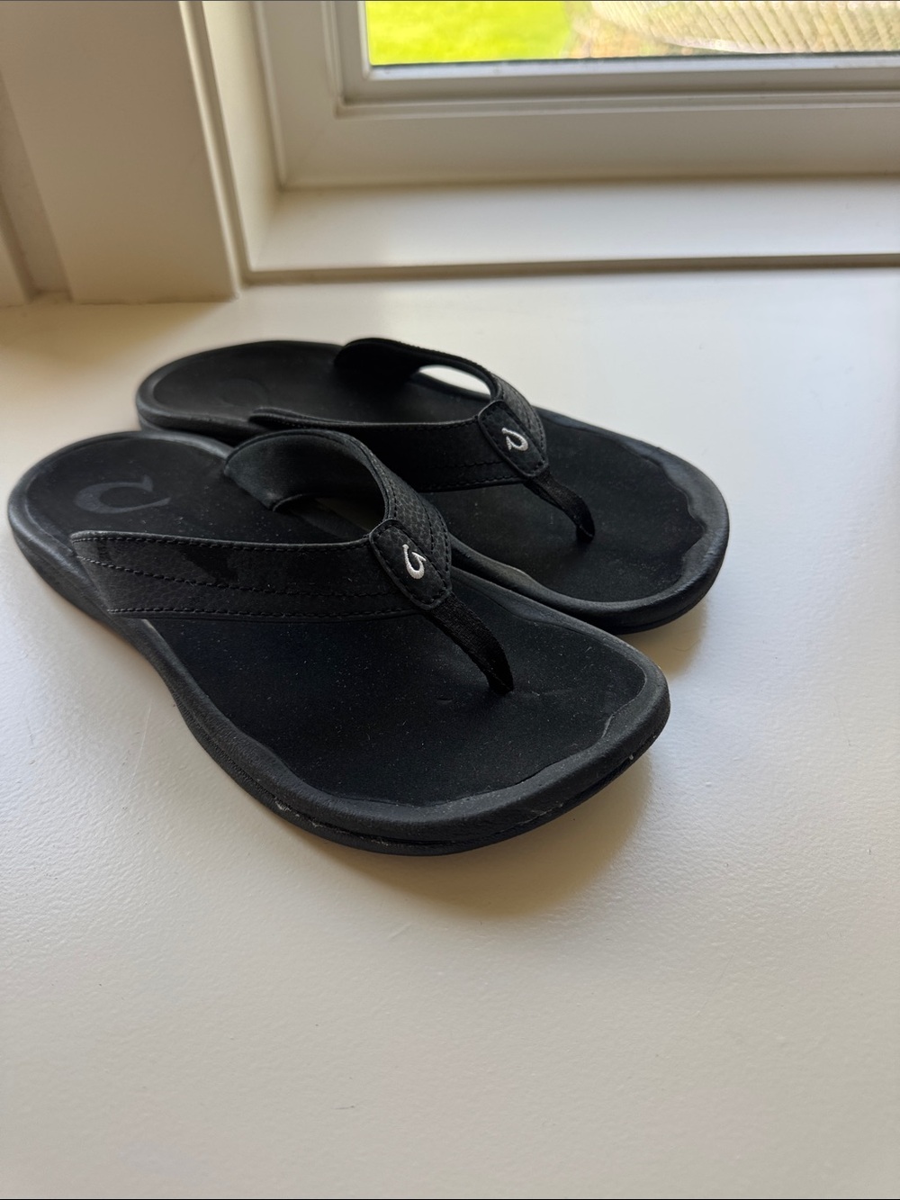OluKai Black Women's Thong Flip Flop Sandals